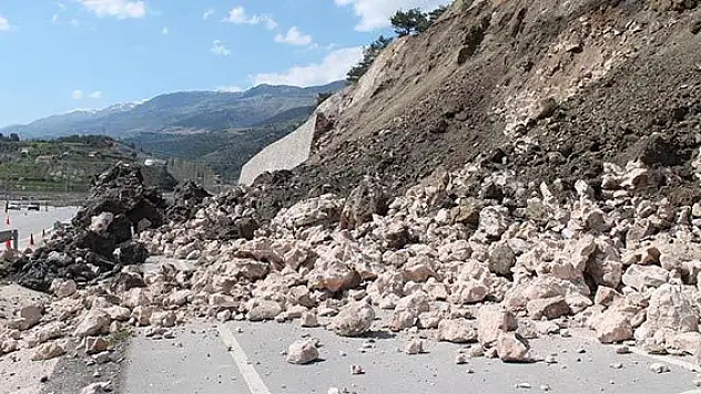 Amasya'daki heyelanda 60 metrelik istinat duvarı yıkıldı