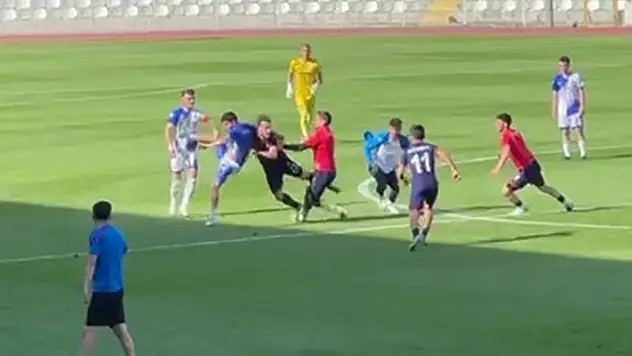 Amasya'da amatör maçta kavga: Sahaya çöp kovası atıldı, futbolcular birbirine girdi

