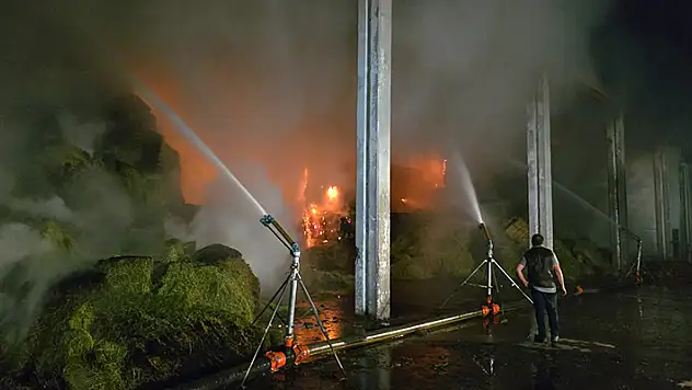 Amasya'da çiftlikte korkutan yangın: Yağmurlama sistemiyle yangının büyümesini önlediler

