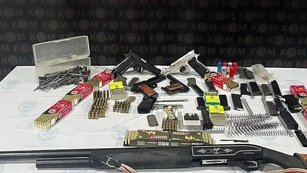 Amasya'da silah kaçakçılığı operasyonu: 5 ruhsatsız silah ve 600'den fazla fişek ele geçirildi