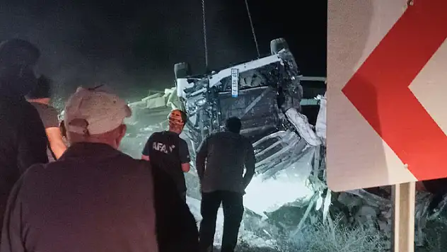 Amasya'da tır devrildi: 1 ölü, 1 yaralı
