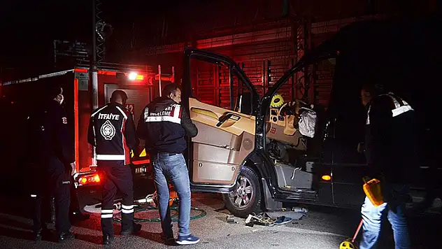 Amasya'da tiyatrocuları taşıyan minibüsle kamyonun çarpıştığı kazada 3 kişi öldü, 8 kişi yaralandı

