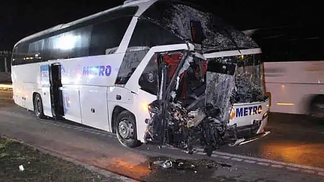 Amasya'da yolcu otobüsü, tıra çarptı 11 yaralı
