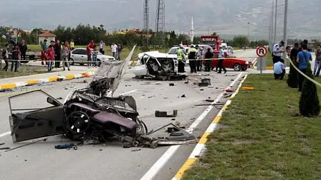 Ambulans ile otomobil çarpıştı: 3 ölü, 8 yaralı