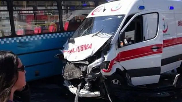 Ambulans, özel halk otobüsü ile çarpıştı!