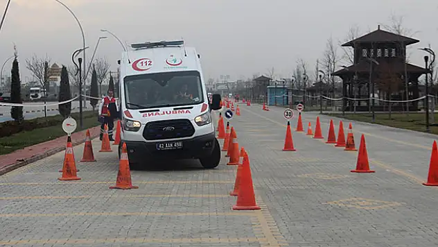 Ambulans şoförleri maharetlerini sergiledi