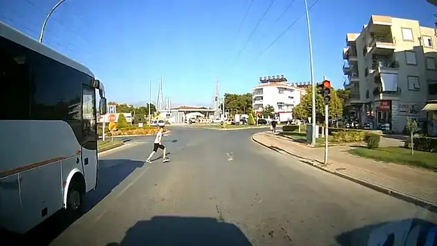 Ambulans şoförünün dikkati 1 dakikada 2 kazayı önledi