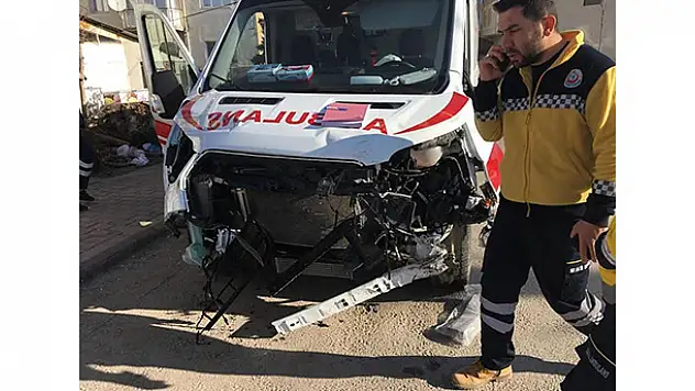 Ambulans tırla çarpıştı: 3 yaralı