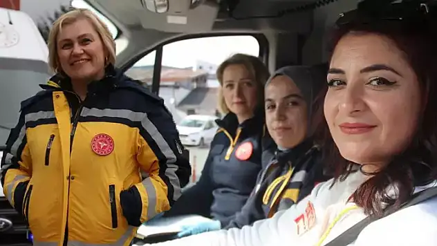 Ambulansa anne eli: Hayat kurtarmak için direksiyon sallıyorlar
