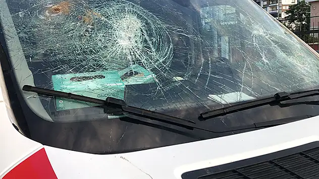 Ambulansa kürekle saldırı hamile sağlık çalışanı cam parçaları ile yaralandı
