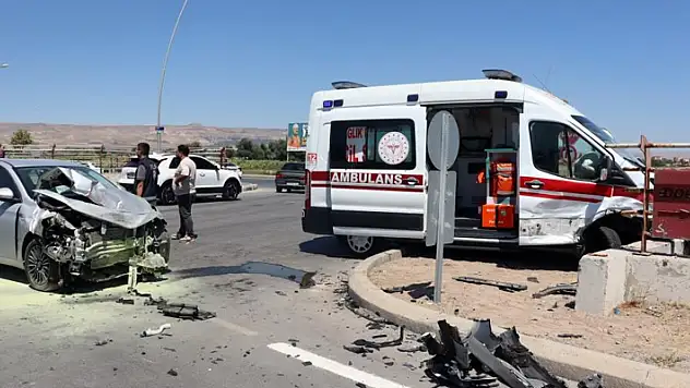 Ambulansla otomobil çarpıştı: 3'ü sağlık personeli 6 yaralı
