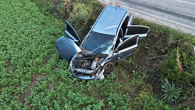 Ambulansla otomobilin çarpıştığı kazada 2'si hemşire 5 kişi yaralandı
