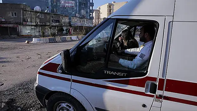 Ambulansların yaralılar için anonslarına ateşle karşılık verdiler