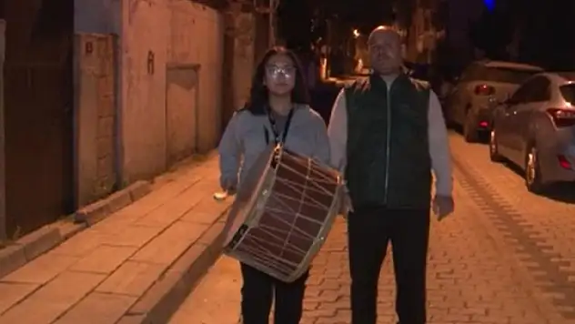 Ameliyat olan ramazan davulcusunun görevini 14 yaşındaki kızı aldı
