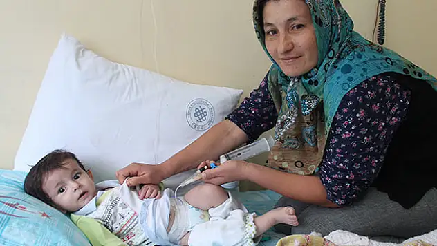 Ameliyat olan Veli Ömer bebeğin doğum günü hastanede kutlandı