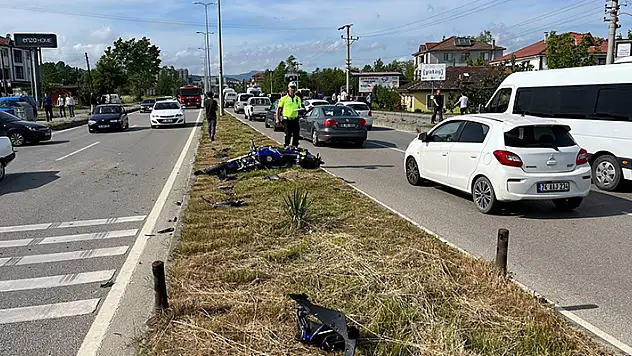 Ana yola çıkan minibüse çarptı, karşı şeritte aracın altında 70 metre sürüklendi