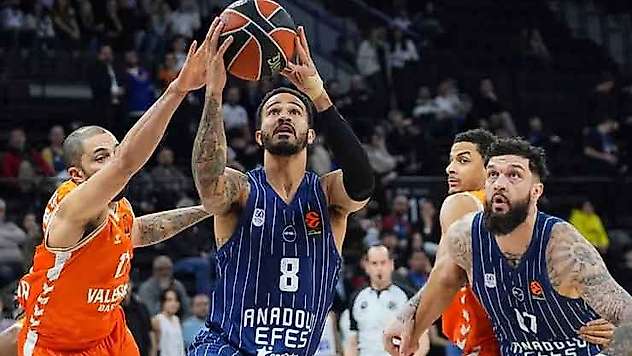 Anadolu Efes Barcelona sınavında