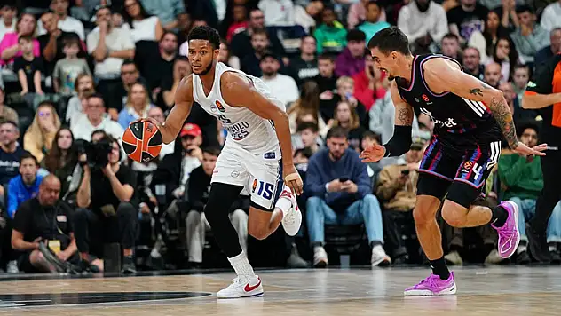 Anadolu Efes, Baskonia önünde