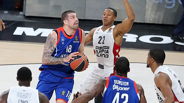 Anadolu Efes final için parkeye çıkıyor 
