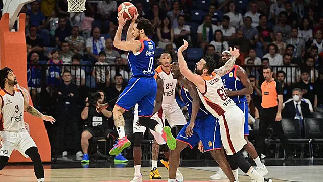 Anadolu Efes ile G. Saray 3. sınavda 
