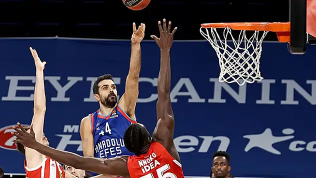 Anadolu Efes, Kızılyıldız mts'i farklı yendi