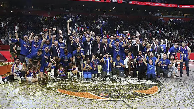 Anadolu Efes, üst üste ikinci kez Avrupa'nın en büyüğü oldu
