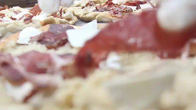 Anadolu'nun pizzası olarak bilinen 'yağ somunu'na yoğun ilgi