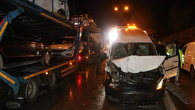 Anadolu Otoyolu'nda 18 aracın karıştığı zincirleme trafik kazasında 4 kişi yaralandı
