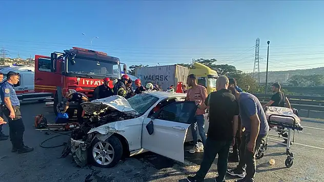 Anadolu Otoyolu'nda kamyonla çarpışan otomobildeki 7 kişi yaralandı