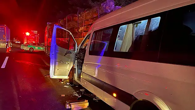 Anadolu Otoyolu'nda tıra çarpan minibüsteki 20 kişi yaralandı 1 kişi öldü
