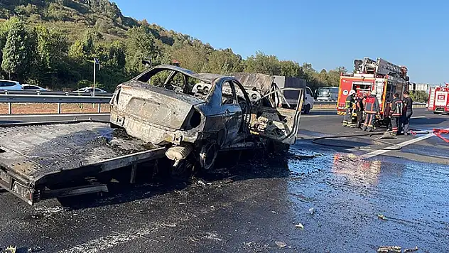 Anadolu Otoyolu'nda tıra çarptıktan sonra yanan çekicinin şoförü öldü
