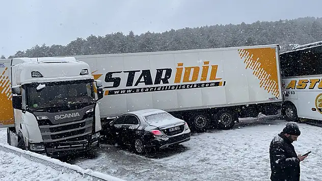 Anadolu Otoyolu'nun Bolu kesiminde 6 aracın karıştığı kazada 5 kişi yaralandı
