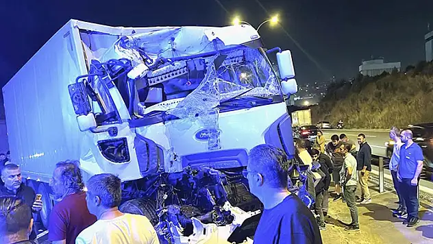 Anadolu Otoyolu'nun Kocaeli kesimindeki trafik kazasında 4 kişi yaralandı
