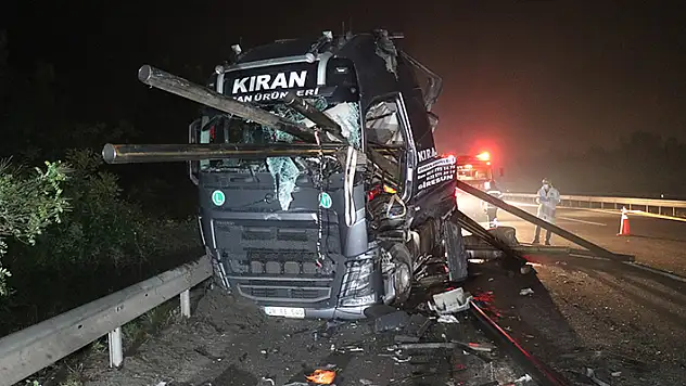 Anadolu Otoyolu'nda feci kaza: Demir borular tırın ön camından çıktı
