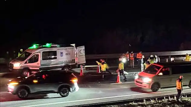 Anadolu Otoyolu'nda otobüs ile çekicinin çarpıştığı kazada 1 kişi öldü, 15 kişi yaralandı