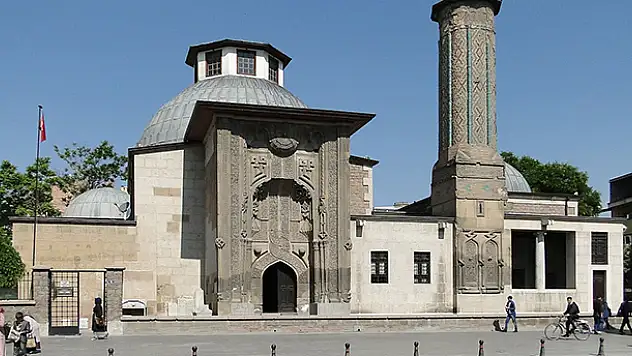 Anadolu Selçuklu dönemi taç kapıları kitaplaştırılıyor