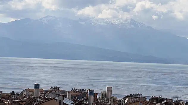 Anamas beyaz gelinliğini giydi
