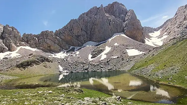 Anamas Dağı'ndaki Karagöl, dağcıların ilgi odağı
