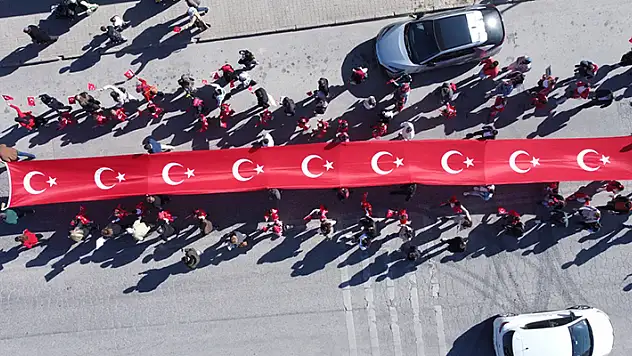 Anaokullu öğrenciler Cumhuriyet'in 101'inci yılında 101 metrelik Türk bayrağı açtı