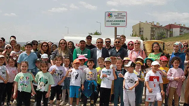 Anaokulu öğrencileri 500 fidan dikti