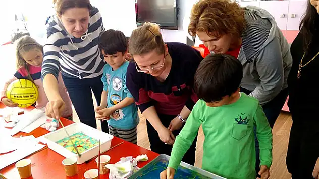 Anaokulu öğrencileri ebru sanatı öğreniyor