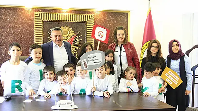 Anaokulu öğrencilerinden Başkan Tutal'a ziyaret