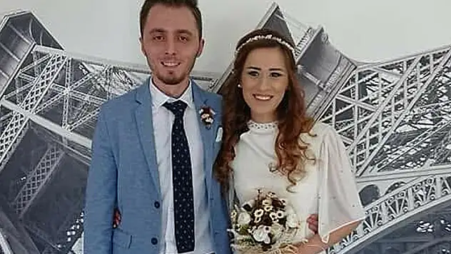 Anaokulunun düğün salonundaki etkinliğinde üzerlerine dekoratif kemer yıkılan doktor öldü, eşi ağır yaralandı