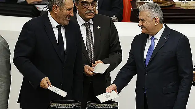 Anayasa değişikliği teklifinde beşinci madde 343 oyla kabul edildi