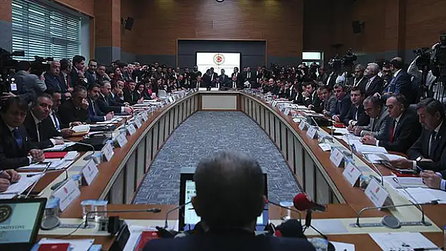 Anayasa değişikliği teklifinin ilk iki maddesi kabul edildi
