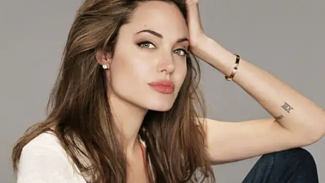 Angelina Jolie için Şok İddia! 'O Bir CIA Ajanı'
