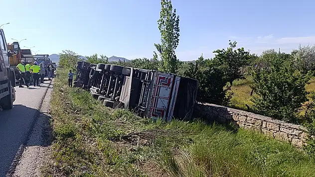 Angus yüklü tır devrildi, 1 kişi yaralandı