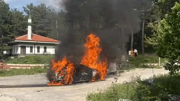 Aniden alev alan otomobil küle döndü