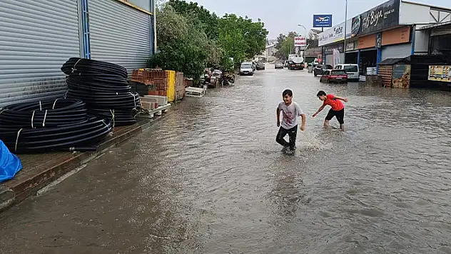 Aniden bastıran yağmur yolları göle çevirirken, bunun keyfini çocuklar çıkardı
