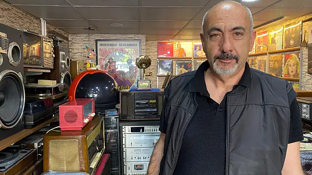 Anısı olan gramofon, plak ve antika radyolar Konyalı tamirciye emanet
